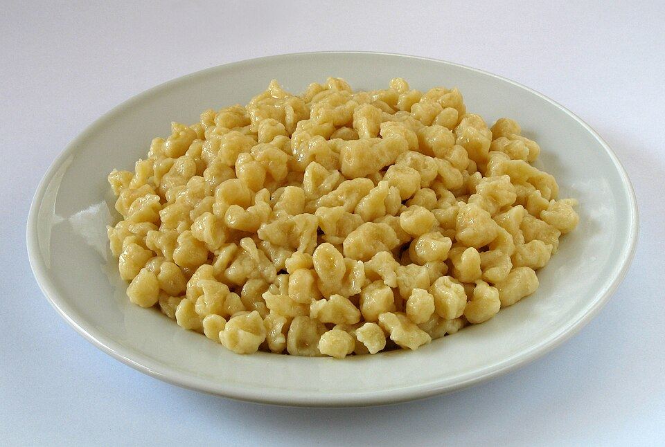 Spätzle agli spinaci con panna e speck