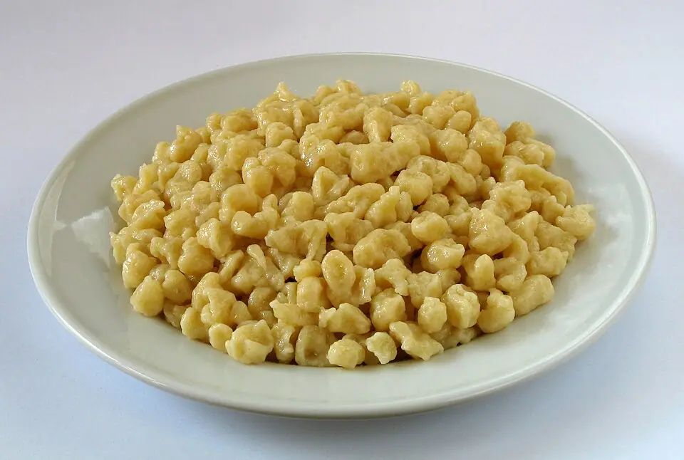 Spätzle agli spinaci con panna e speck